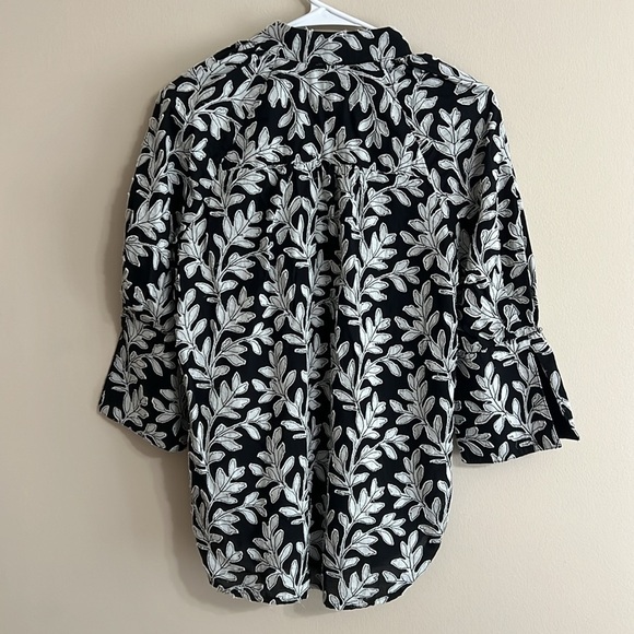 By Anthropologie Popover Leaf Printed Black White V Neck Blouse - Picture 5 of 11